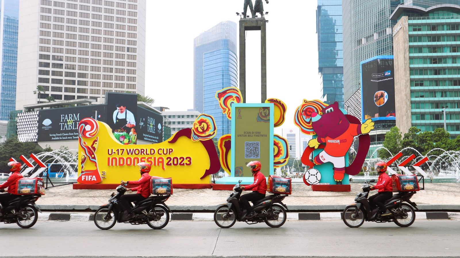 Pizza Hut forms a motorbike convoy for 16th anniversary celebrations