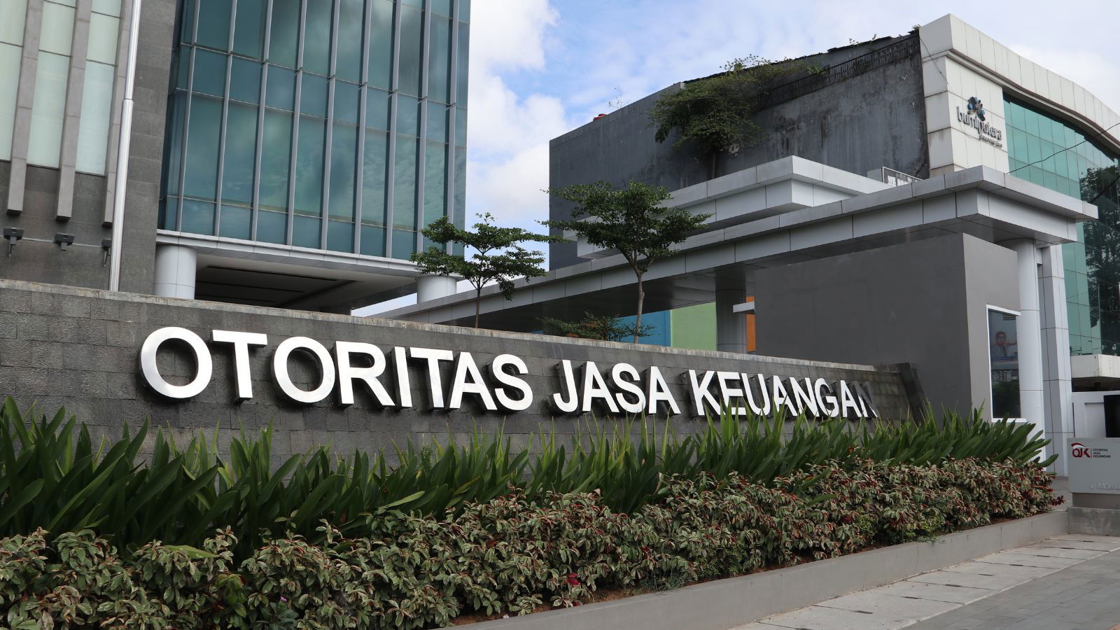 How can OJK’s new regulation add more transparency in crypto ads?